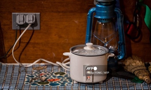 Chỉ với một chiếc nồi cơm điện, bạn có thể nấu một bữa cơm gà thơm ngon, tiện lợi. Ảnh: AFP