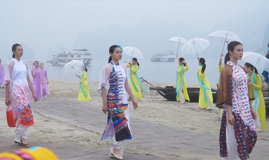 Festival Áo dài Quảng Ninh 2020 được tổ chức bên bờ vịnh Bái Tử Long, TP.Cẩm Phả. Ảnh: Nguyễn Hùng