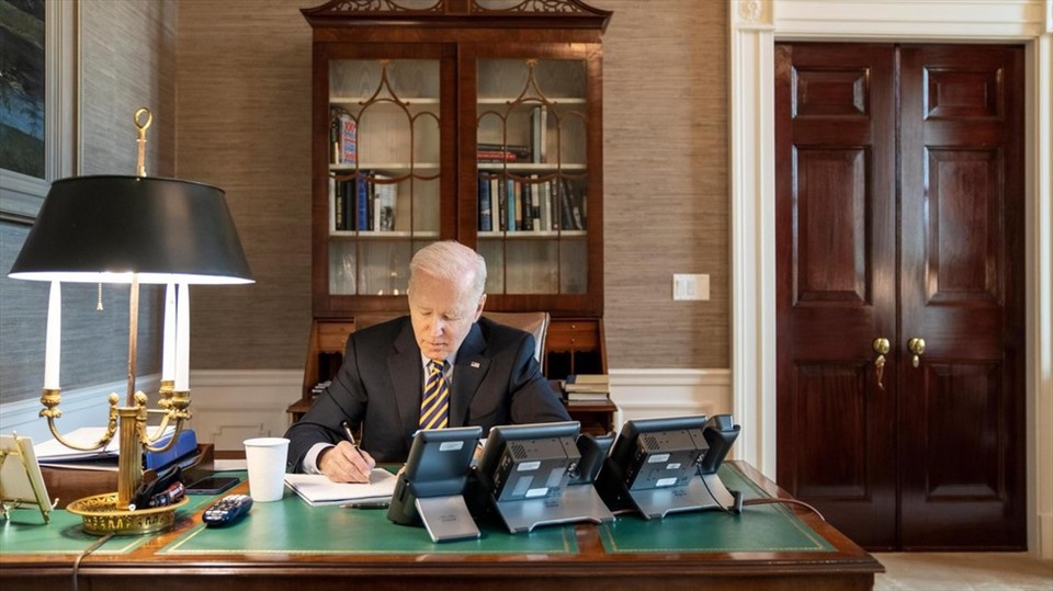 Tổng thống Mỹ Joe Biden điện đàm với Tổng thống Ukraina Volodymyr Zelensky ngày 1.3.2022. Ảnh: Twitter POTUS