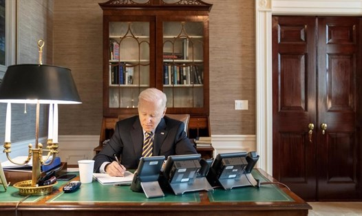 Tổng thống Mỹ Joe Biden điện đàm với Tổng thống Ukraina Volodymyr Zelensky ngày 1.3.2022. Ảnh: Twitter POTUS
