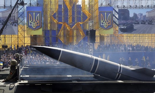 Các bệ phóng tên lửa đạn đạo của Ukraina trong một cuộc duyệt binh kỷ niệm Ngày Độc lập ở Kiev, Ukraina. Ảnh: AP