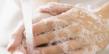 Trước khi bôi sản phẩm skincare cần rửa tay sạch (ảnh minh hoạ) Ảnh: ST
