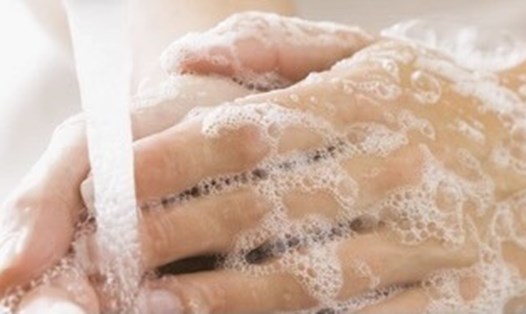 Trước khi bôi sản phẩm skincare cần rửa tay sạch (ảnh minh hoạ) Ảnh: ST