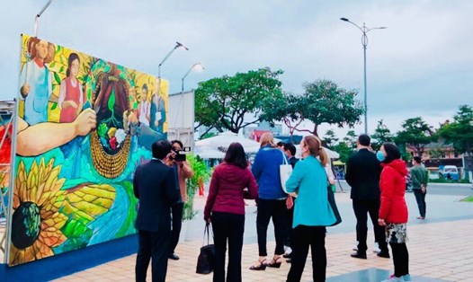 Triển lãm tranh "Viet Nam Urban Art" tại chân cầu Rồng, TP.Đà Nẵng thu hút đông đảo khách tham quan. Ảnh: Nguyễn Linh
