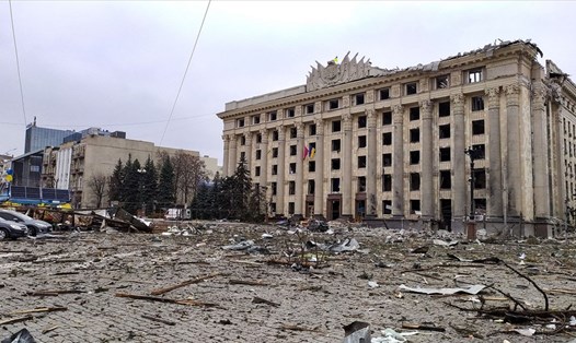 Trụ sở hành chính Kharkiv của Ukraina bị tấn công hôm 1.3. Ảnh: AFP