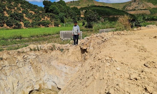 Một số đoạn kênh mương Công trình thủy lợi Suối Đá chìm dưới lòng đất khi đi qua ruộng của người dân. Ảnh: Phan Tuấn