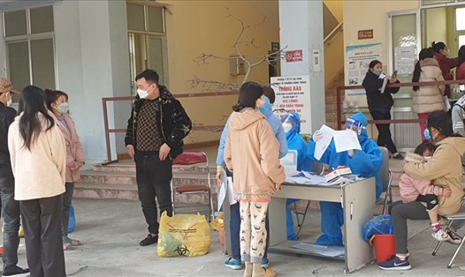 Các F0 là công nhân, lao động đến trạm y tế phường ở Hạ Long để xét nghiệm lại. Ảnh: Nguyễn Hùng
