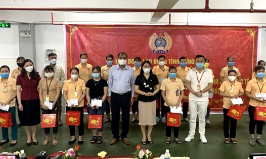 Cán bộ LĐLĐ tỉnh Hưng Yên trao hỗ trợ cho đoàn viên, người lao động khó khăn do COVID-19. Ảnh: CĐCC