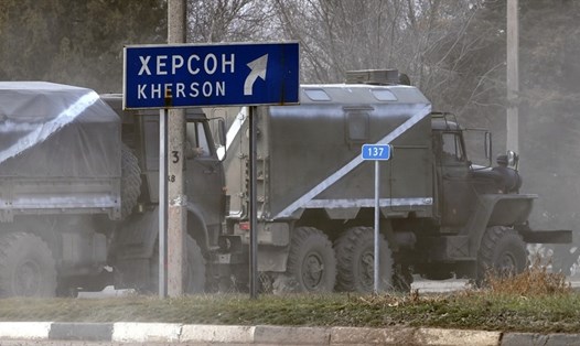 Các phương tiện quân sự chạy dọc một con đường ở Armyansk, phía bắc của Crimea, Nga, ngày 24.2.2022. Ảnh: Sputnik