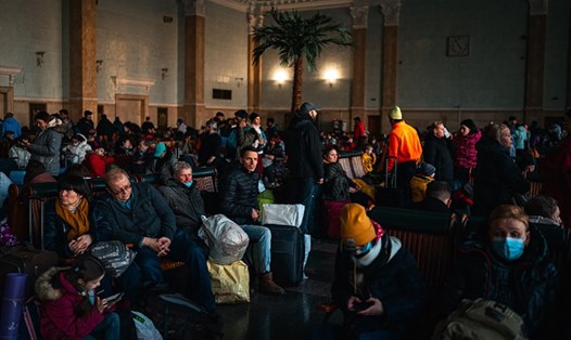 Dân thường đi di tản chờ tàu hỏa tại nhà ga ở trung tâm thủ đô Kiev, Ukraina ngày 28.2. Ảnh: AFP