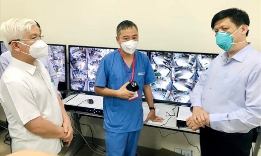 PGS Nguyễn Lân Hiếu (giữa) báo cáo về hoạt động của Bệnh viện Dã chiến hồi sức cấp cứu người bệnh COVID-19 tỉnh Bình Dương vào tháng 8.2021. Ảnh: Bộ Y tế