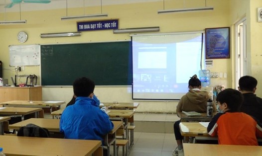 Học sinh đến trường học trực tuyến do giáo viên trở thành F0. Ảnh: Tường Vân.