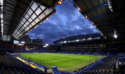 Sau gần 2 thập kỷ cùng Roman Abramovich, sân Stamford Bridge có thể thuộc về ông chủ mới. Ảnh: CFC