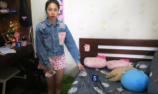 Đối tượng Nguyễn Võ Quỳnh Trang chỉ nơi hành hạ cháu bé 8 tuổi N.T.V.A (trú tại phường 22, quận Bình Thạnh, TPHCM) dẫn đến tử vong. Ảnh: Nhật Vy