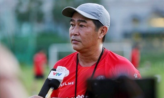 Huấn luyện viên Trần Minh Chiến không hài lòng về chất lượng mặt sân Hoà Xuân. Ảnh: Thanh Vũ