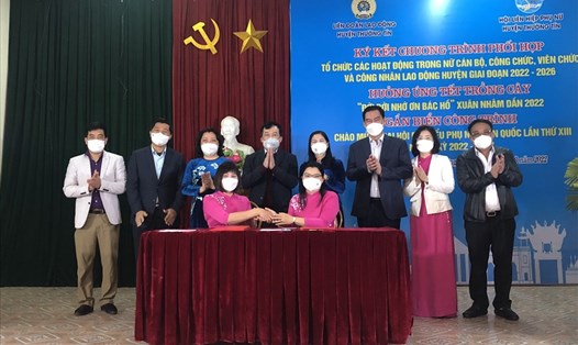 Đại diện Liên đoàn Lao động huyện và Hội Liên hiệp Phụ nữ huyện Thường Tín ký Chương trình phối hợp. Ảnh: CĐH