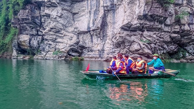 Trải nghiệm hơn 1 giờ ngồi thuyền, vãn cảnh đôi bờ tại Danh thắng Tràng An