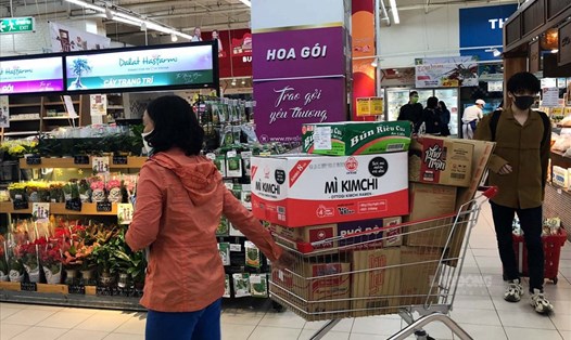Người dân Hà Nội mua nhiều sản phẩm do Việt Nam sản xuất. Ảnh: LDO
