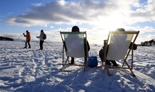 Người dân tận hưởng một ngày nắng ở Helsinki, Phần Lan. Ảnh: AFP