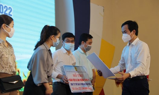 Ông Nguyễn Duy Minh, Chủ tịch LĐLĐ thành phố Đà Nẵng trao bảng hỗ trợ tượng trưng cho đoàn viên, người lao động bị F0 của các doanh nghiệp. Ảnh: Tường Minh