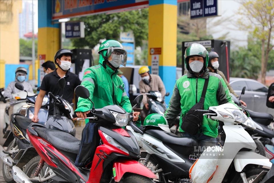 Giá xăng dầu trong nước được dự báo sẽ giảm mạnh vào kỳ điều chỉnh ngày mai (21.3). Ảnh: Lao Động
