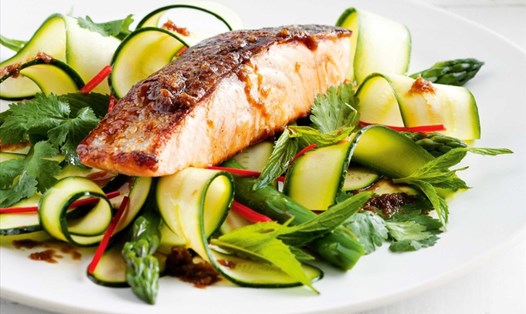 Salad cá hồi bí ngòi là món ăn khai vị hoàn hảo cho bữa cơm sum họp gia đình nhân Ngày Quốc tế Hạnh phúc. Ảnh: Quốc Chung
