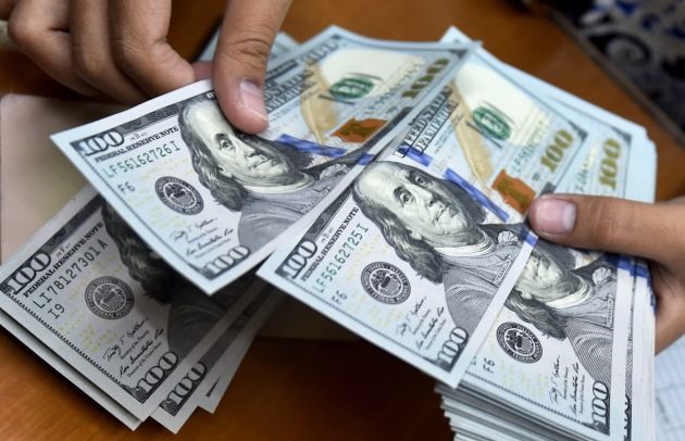 Tin tốt hỗ trợ, giá USD vút cao, giá vàng chịu áp lực bán tháo mạnh