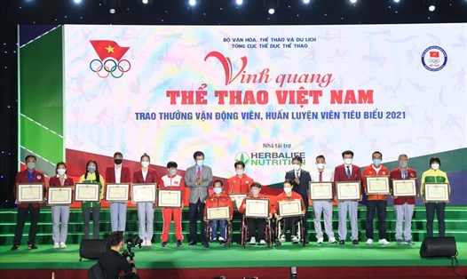 Bộ Văn hóa, thể thao và du lịch, Ủy ban Olympic Việt Nam vinh danh các vận động viên, huấn luyện viên tiêu biểu nhất của thể thao Việt Nam trong năm 2021. Ảnh: Q.L