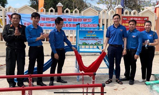 Huyện đoàn Lấp Vò (Đồng Tháp) tặng công trình sân chơi thiếu nhi cho xã đoàn Gành Dầu. Ảnh: PV
