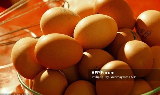 Trứng gà là thực phẩm chứa nhiều vitamin D. (Ảnh: AFP)