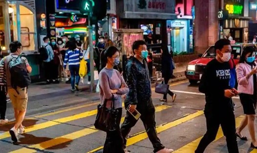 Người dân đeo khẩu trang băng qua một con đường ở Hong Kong. Ảnh: AFP