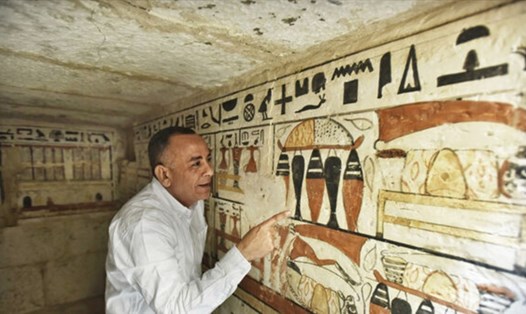 Tổng thư ký Hội đồng cổ vật Tối cao Mostafa Waziri giới thiệu mộ cổ Ai Cập mới được khai quật. Ảnh: Bộ Du lịch và Cổ vật Ai Cập
