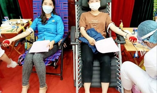 Đoàn viên, người lao động trên địa bàn huyện Yên Mô (Ninh Bình) tham gia hiến máu tình nguyện. Ảnh: NT