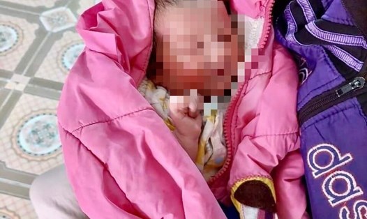 Hình ảnh bé gái chưa buộc dây rốn được người dân huyện Tứ Kỳ (Hải Dương) tìm thấy ở vệ đường. Ảnh: UBND xã Phượng Kỳ