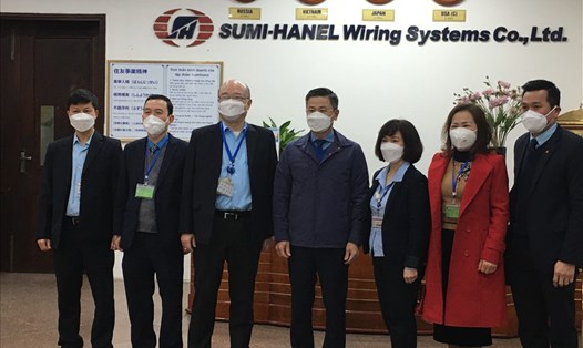 Lãnh đạo LĐLĐ thành phố Hà Nội thăm, nắm bắt tình hình đoàn viên, NLĐ tại Công ty Hệ thống dây dẫn Sumi-Hanel. Ảnh: Linh Nguyên