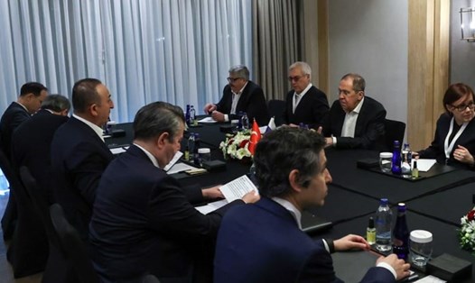 Ngoại trưởng Thổ Nhĩ Kỳ Mevlut Cavusoglu (thứ ba từ trái), Ngoại trưởng Nga Sergei Lavrov (thứ hai từ phải) và trước các cuộc hội đàm ba bên với Ngoại trưởng Ukraina tại Antalya, Thổ Nhĩ Kỳ, ngày 10.3.2022. Ảnh: AFP