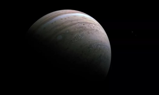 Hình ảnh toàn cảnh được tàu vũ trụ Juno chụp vào ngày 12.1.2022, cho thấy sao Mộc, Io và Europa. Ảnh: NASA/JPL-Caltech/SwRI/MSSS/processing by AndreaLuck CC BY