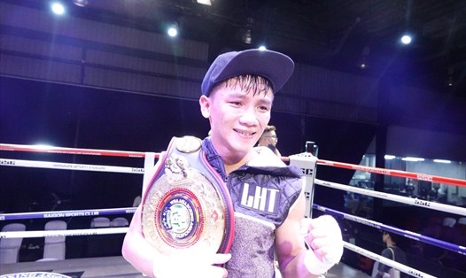 Lê Hữu Toàn làm rạng danh boxing Việt Nam bằng việc đoạt đai WBA Châu Á hạng minimum của nam. Ảnh: Nguyễn Đăng