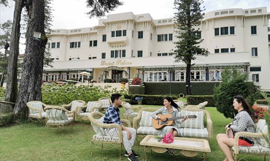 Trong khuôn viên khách sạn Palace DaLat (Lâm Đồng). Ảnh Văn Bảo