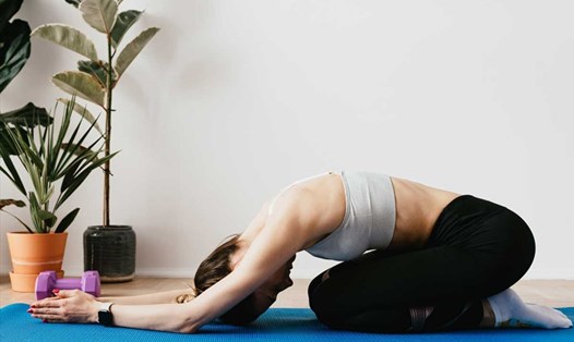 Thường xuyên tập tư thế Yoga em bé sẽ giúp cơ thể giảm căng thẳng, tăng sự thư giãn. Ảnh: Xinhua