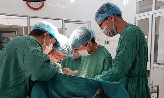 Các bác sĩ Bệnh viện Đa khoa tỉnh Sơn La tiến hành phẫu thuật cho nạn nhân. Ảnh: BVCC..