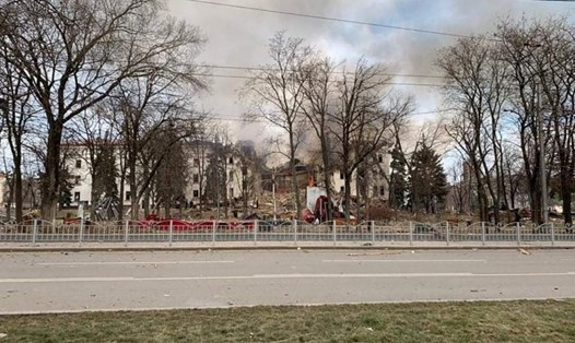 Khói bốc lên từ nhà hát thành phố Mariupol, Ukraina ngày 16.3. Ảnh: AFP