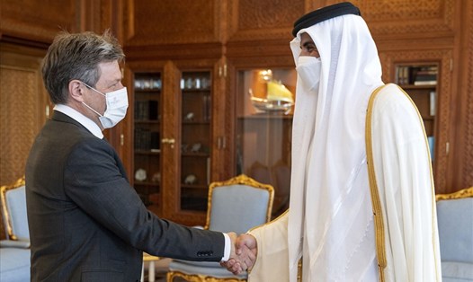 Phó Thủ tướng, Bộ trưởng Kinh tế Đức Robert Habeck (trái) hội kiến Quốc vương Qatar Sheikh Tamim bin Hamad al-Thani hôm 20.3. Ảnh: AFP
