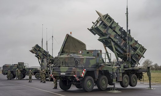 Hệ thống phòng thủ tên lửa Patriot đã được triển khai tới Slovakia, nước láng giềng của Ukraina. Ảnh: AP