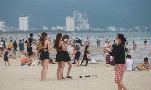 Bãi biển Đà Nẵng đã đông vui trở lại nhờ có nhiều du khách. Ảnh: TS