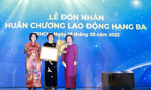 Chủ tịch HĐQT PNJ Cao Thị Ngọc Dung (giữa) đã vinh dự được trao tặng Huân chương lao động hạng 3