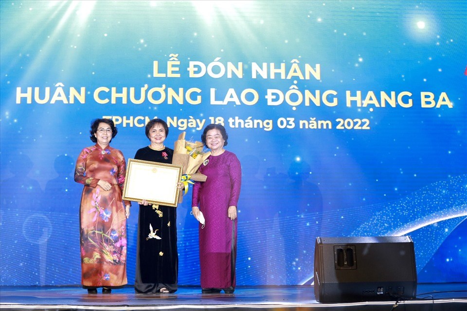 Chủ tịch HĐQT PNJ Cao Thị Ngọc Dung (giữa) đã vinh dự được trao tặng Huân chương lao động hạng 3 Chủ tịch HĐQT PNJ Cao Thị Ngọc Dung (giữa) đã vinh dự được trao tặng Huân chương lao động hạng 3