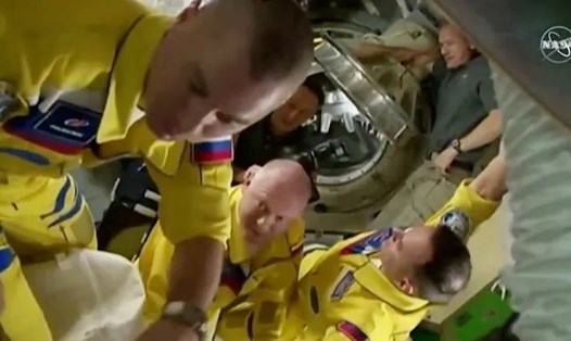 Các phi hành gia mới nhất của Nga đã đến ISS trong bộ đồng phục có màu giống quốc kỳ Ukraina. Ảnh: NASA