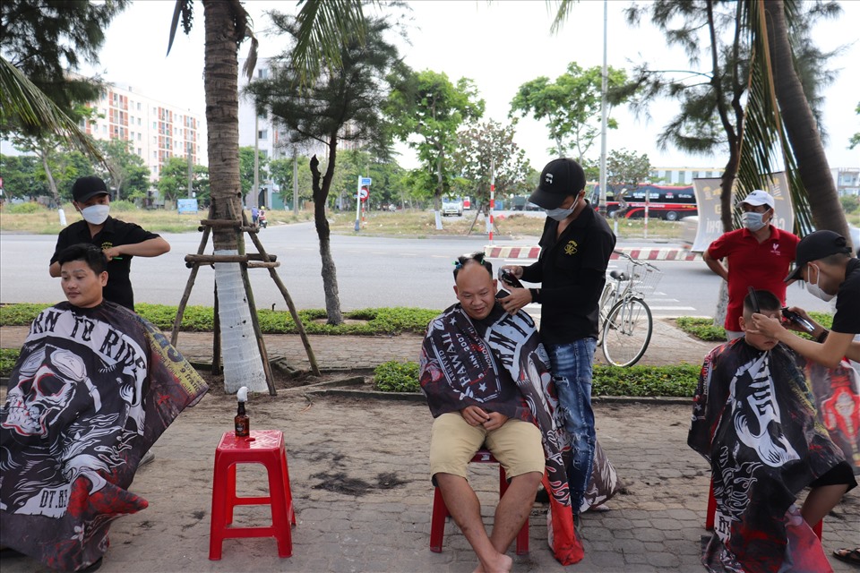 Tiệm cắt tóc 0 đồng dành cho mọi lứa tuổi tại đường Nguyễn Tất Thành, TP.Đà Nẵng. Ảnh: Nguyễn Linh