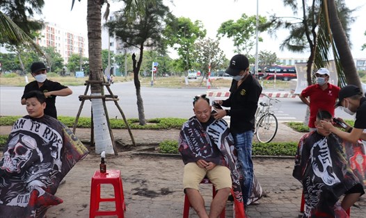 Tiệm cắt tóc 0 đồng dành cho mọi lứa tuổi tại đường Nguyễn Tất Thành, TP.Đà Nẵng. Ảnh: Nguyễn Linh